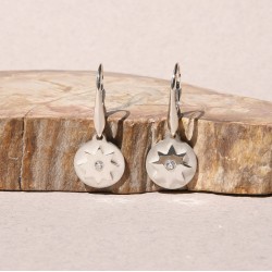 Madavazaha - boucles d'oreilles  dormeuses étoile à 8 branches et zircon en argent -rivetées et polies-vue de face et de haut