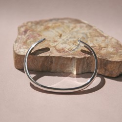 Madavazaha - bracelet jonc en argent en fil demi-jonc basique et poli-vue de derrière