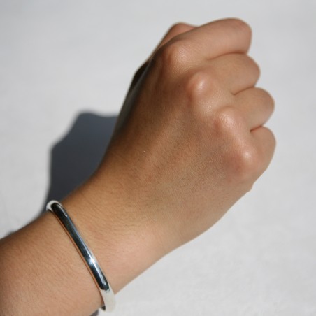 Madavazaha - bracelet jonc en argent en fil demi-jonc basique et poli-vue porté de dessus