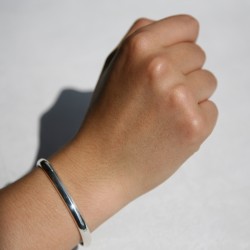 Madavazaha - bracelet jonc en argent en fil demi-jonc basique et poli-vue porté de dessus