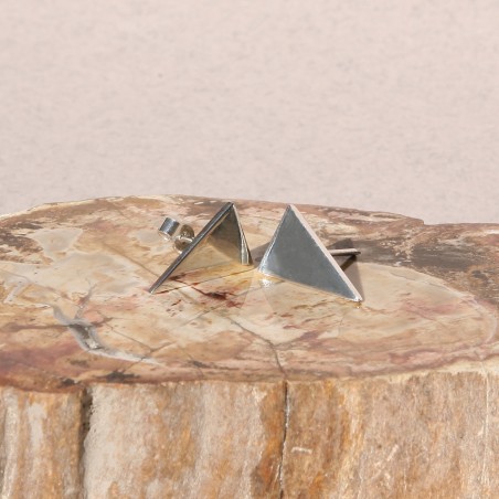 Madavazaha - boucles d’oreilles clous en argent en forme de petit triangle basiques et polies-vue de face et de près
