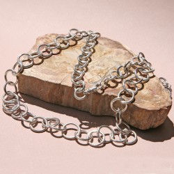 Madavazaha - collier en argent  chaine anneaux ronds basique et poli -vue de haut et de côté droit